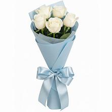Букет 5 Белых роз Проуд в Эвенске