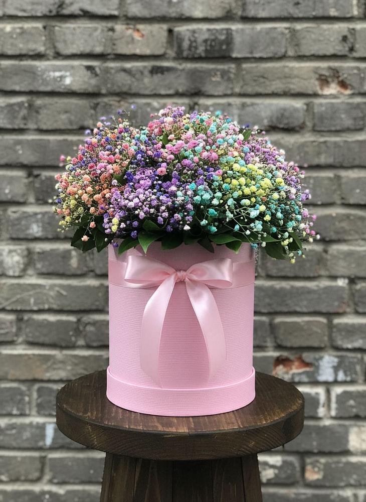 Цветочная композиция из Гипсофила и Розы в шляпной коробке в Эвенске