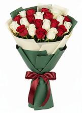 Букет Микс из красных и белых роз в Эвенске