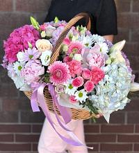 Композиция солнечный день в Эвенске Цветочная композиция из Розы, Хризантемы, Пионы и Лизиантусы в корзине в Эвенске