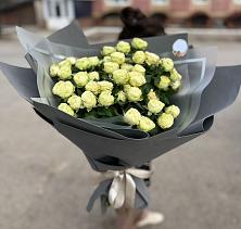 Букет Белые кустовые розы Солинеро в Эвенске