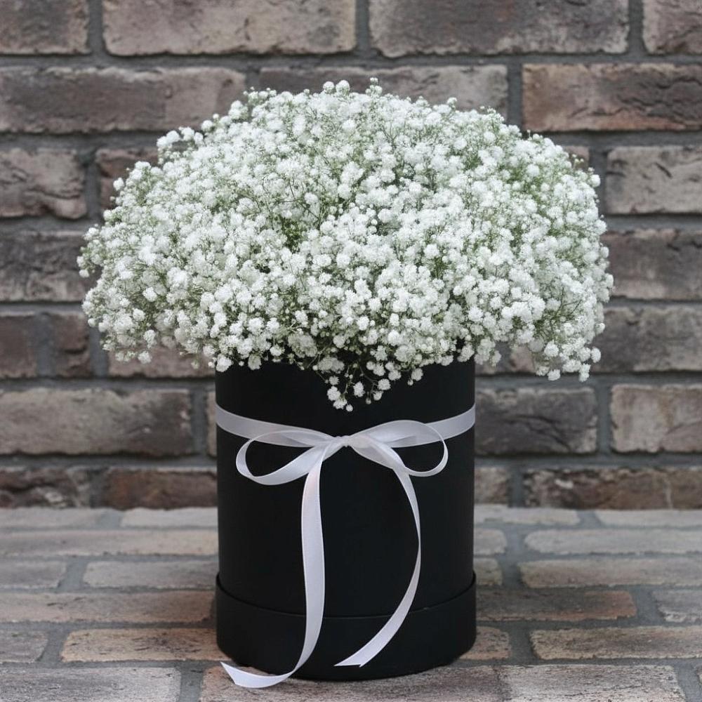 Цветочная композиция из Гипсофила в шляпной коробке в Эвенске