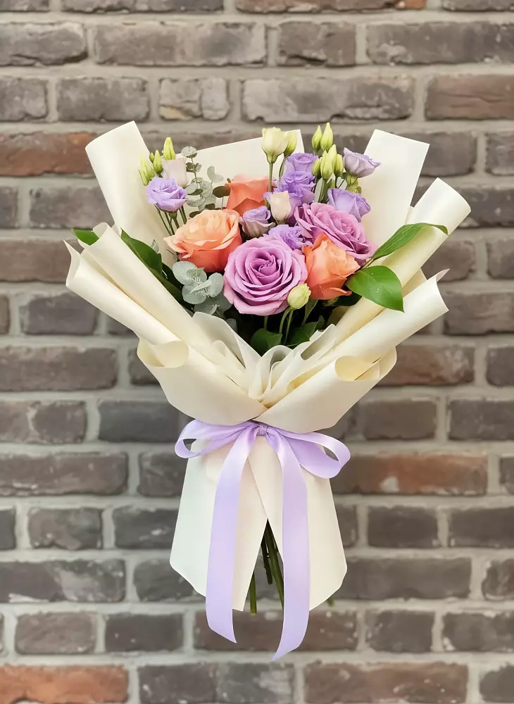 Букет цветов из: Лизиантусы и Розы в Эвенске