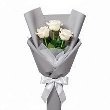 Букет 3 белые розы в Эвенске