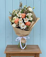 Букет цветов из:  Альстромерии, Лизиантусы, Розы и Хризантемы в Эвенске