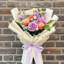 Букет цветов из:  Лизиантусы и Розы в Эвенске