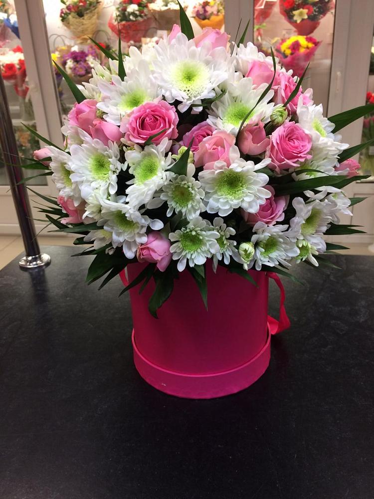 Цветочная композиция из Розы и Хризантемы в шляпной коробке в Эвенске