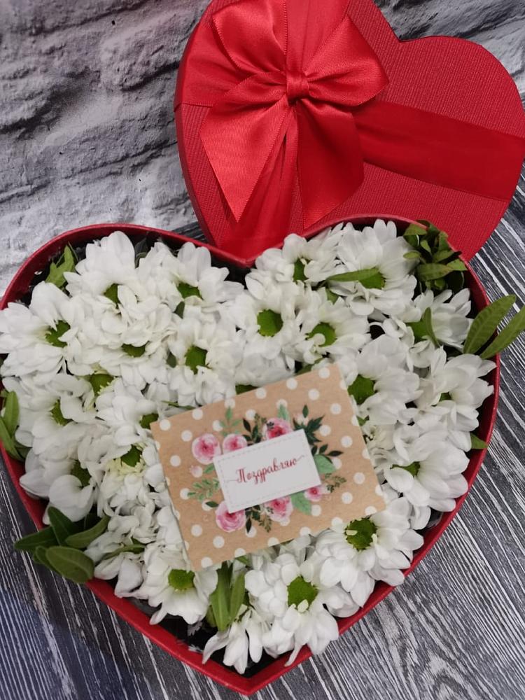 Цветочная композиция из Хризантемы в виде сердца в Эвенске