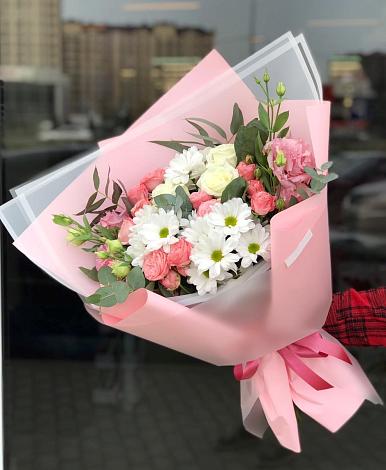 Букет цветов из: Розы, Лизиантусы и Хризантемы в Эвенске